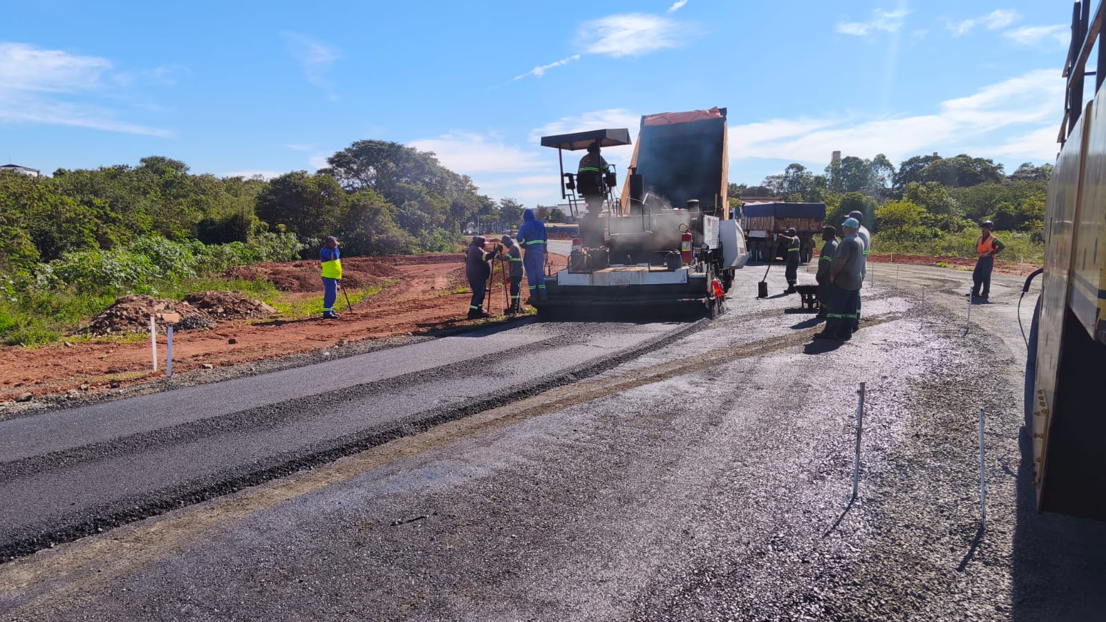 Viaduto da Mancini começa a receber massa asfáltica em Sumaré