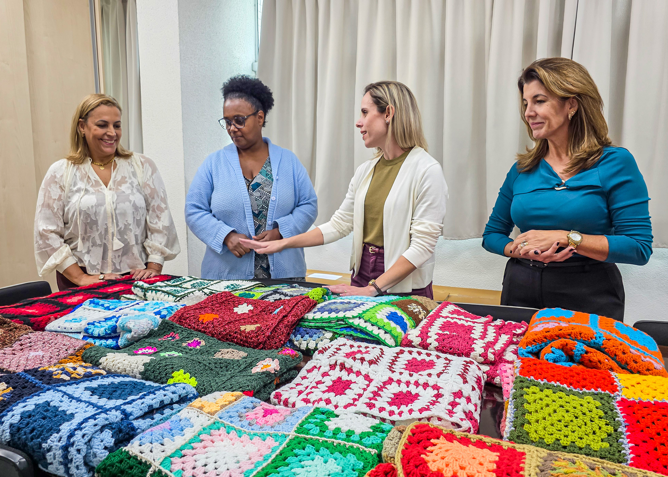 Campanha do Agasalho: Primeira-dama de Santa Bárbara recebe mantas para crianças entregues por integrantes do Projeto Quadradinhos de Amor 